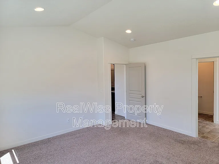 2482 NW Glen Oak Ave — Photo 11