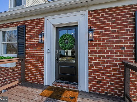 3rd image of 233 Kenwood Rd