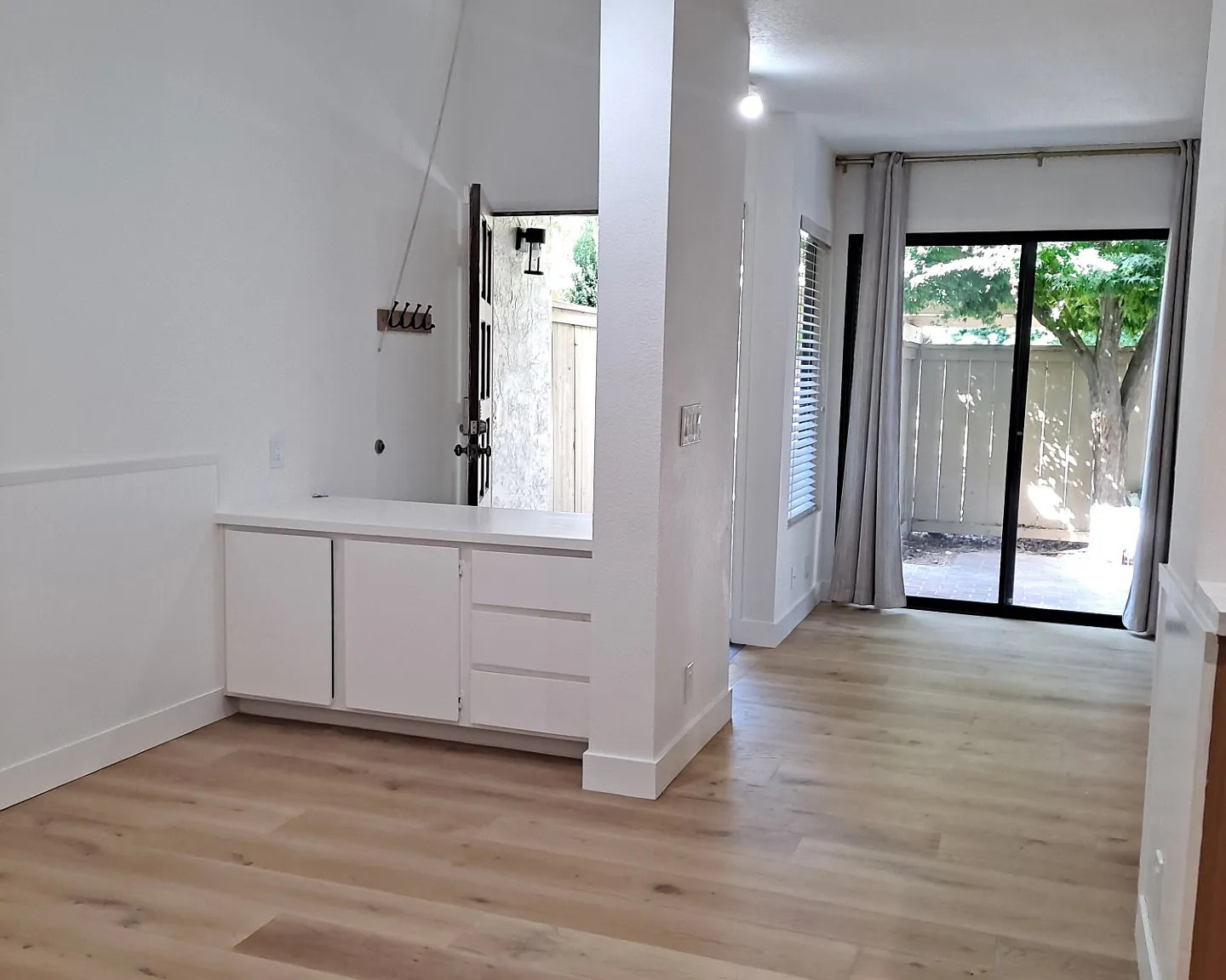 1 bed, 1.5 bath, 970 sqft, $3,200 — Photo 4
