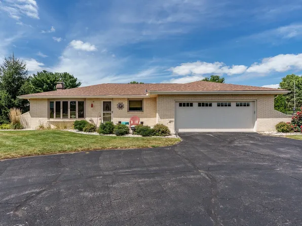 5372 Port Dr, Roscoe, IL 61073