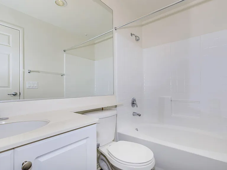 Laurel Glen Apartment Homes — Photo 32