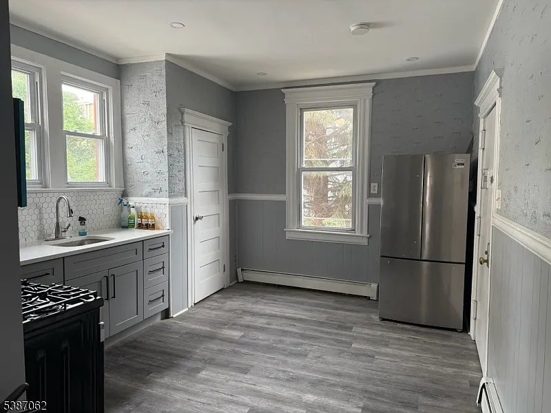 2 bed, 1.0 bath, $2,400 — Photo 4