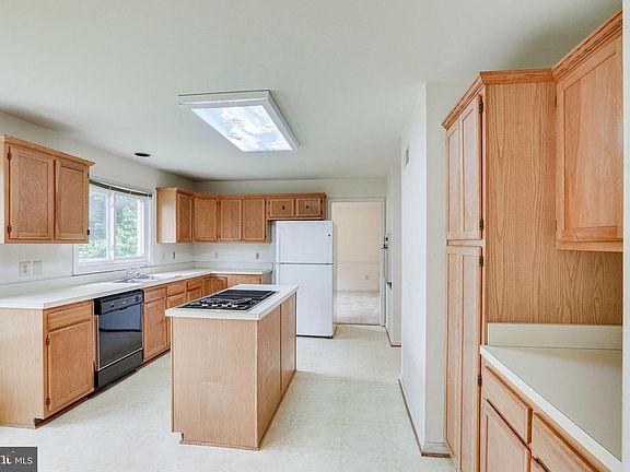 4th image of 2498 Dawn Dr