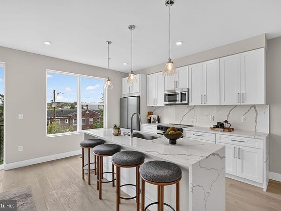 3rd image of 720 Irving St NE #8