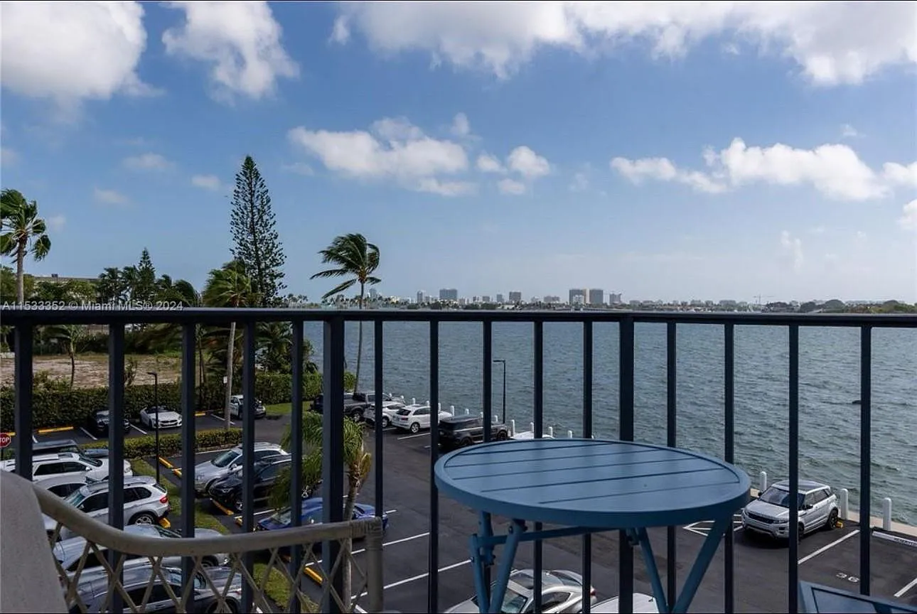 2 bed, 2.0 bath, 1165 sqft, $3,200 — Photo 3