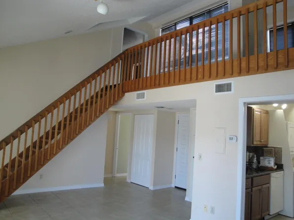 1301 Pelican Creek Xing, Saint Petersburg, FL 33707