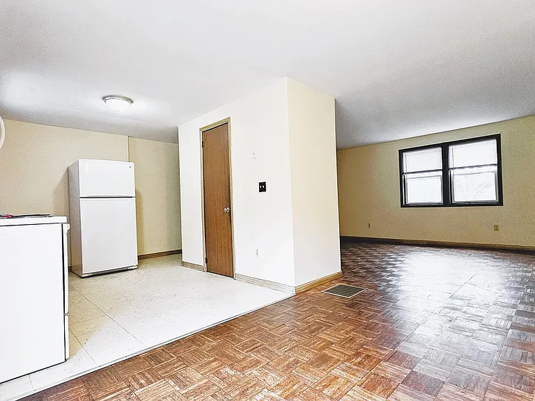 173 Julie Dr — Photo 2
