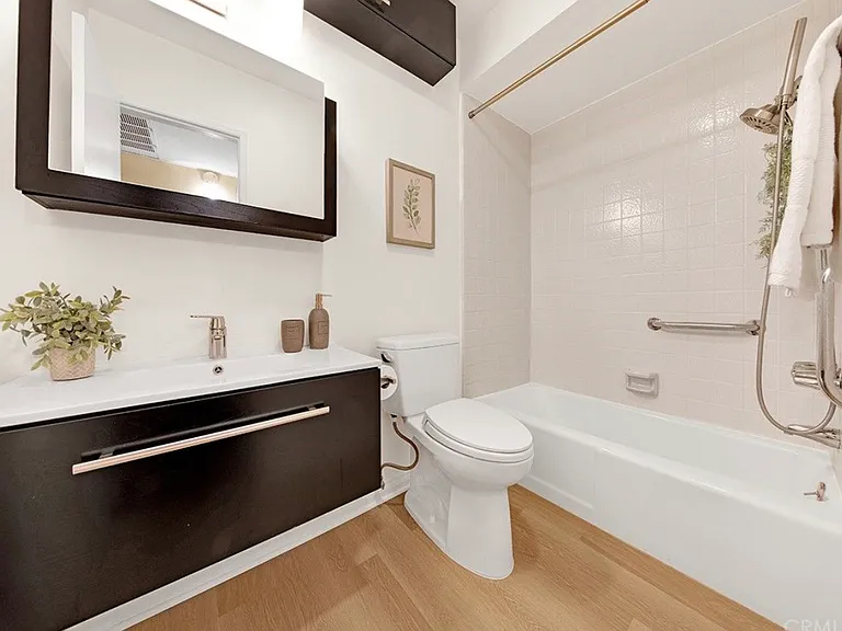 1262 S Barrington Ave #102 — Photo 7