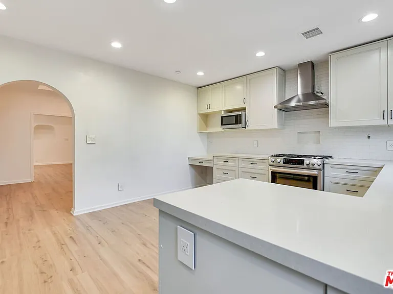344 S Swall Dr — Photo 9