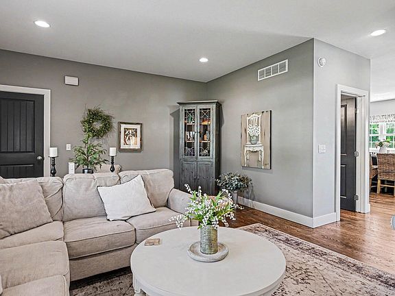 4th image of 6021 Racine Dr