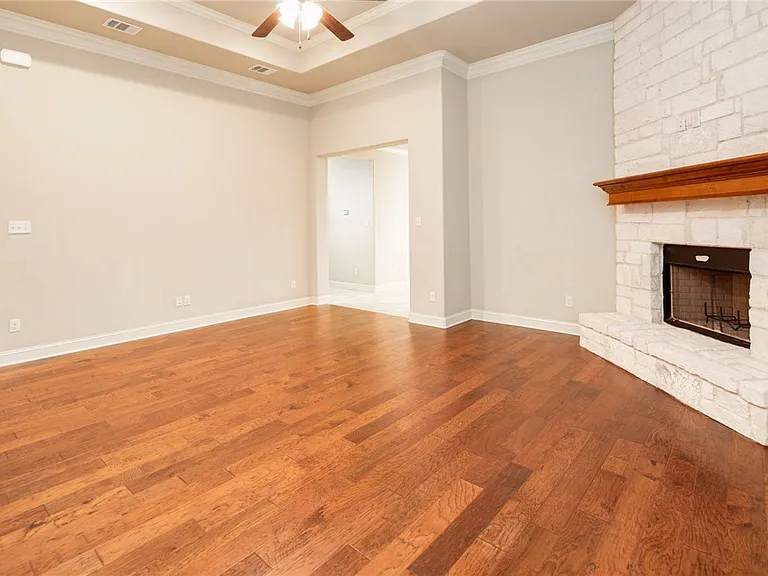 4025 Crestmont Dr — Photo 8