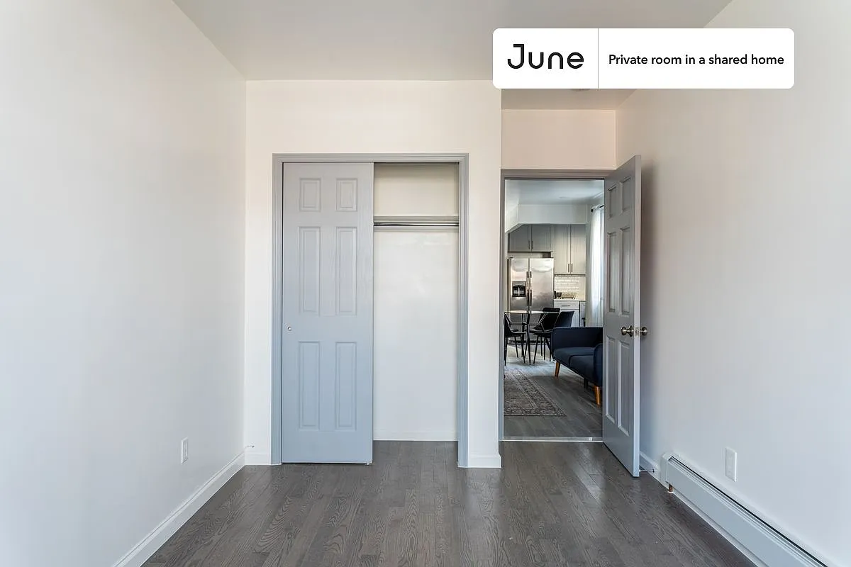 Queen bedroom in 4 bed/2 bath home in Astoria #979 A — Photo 4