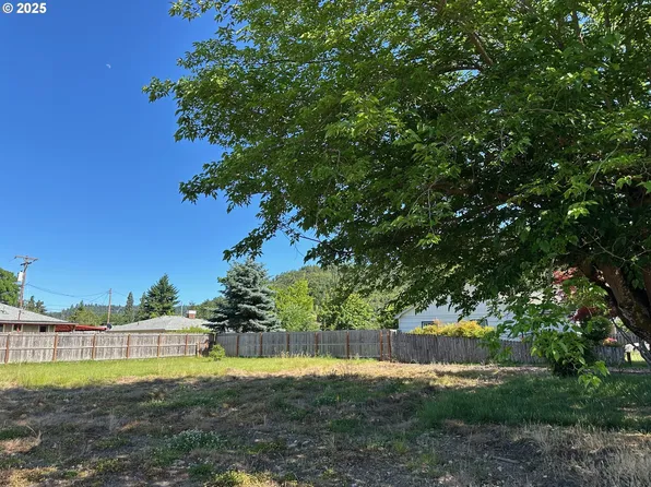 445 W Elizabeth St, Roseburg, OR 97471