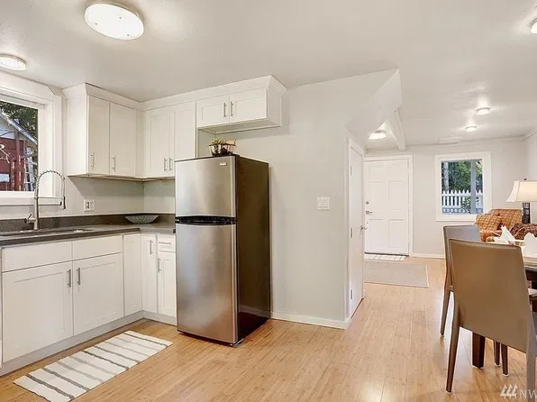 2720 NE 92nd St, Seattle, WA 98115
