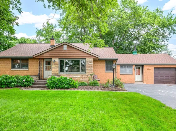 902 E Vine St, Le Roy, IL 61752