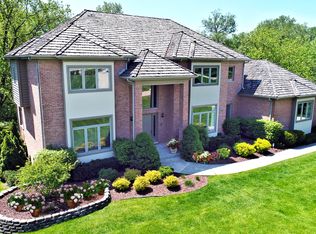 16 Stone Creek Dr, Hawthorn Woods, IL 60047