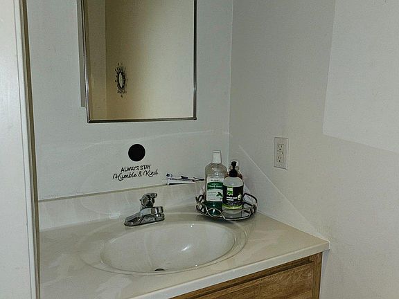 5th image of 615 Edwards St