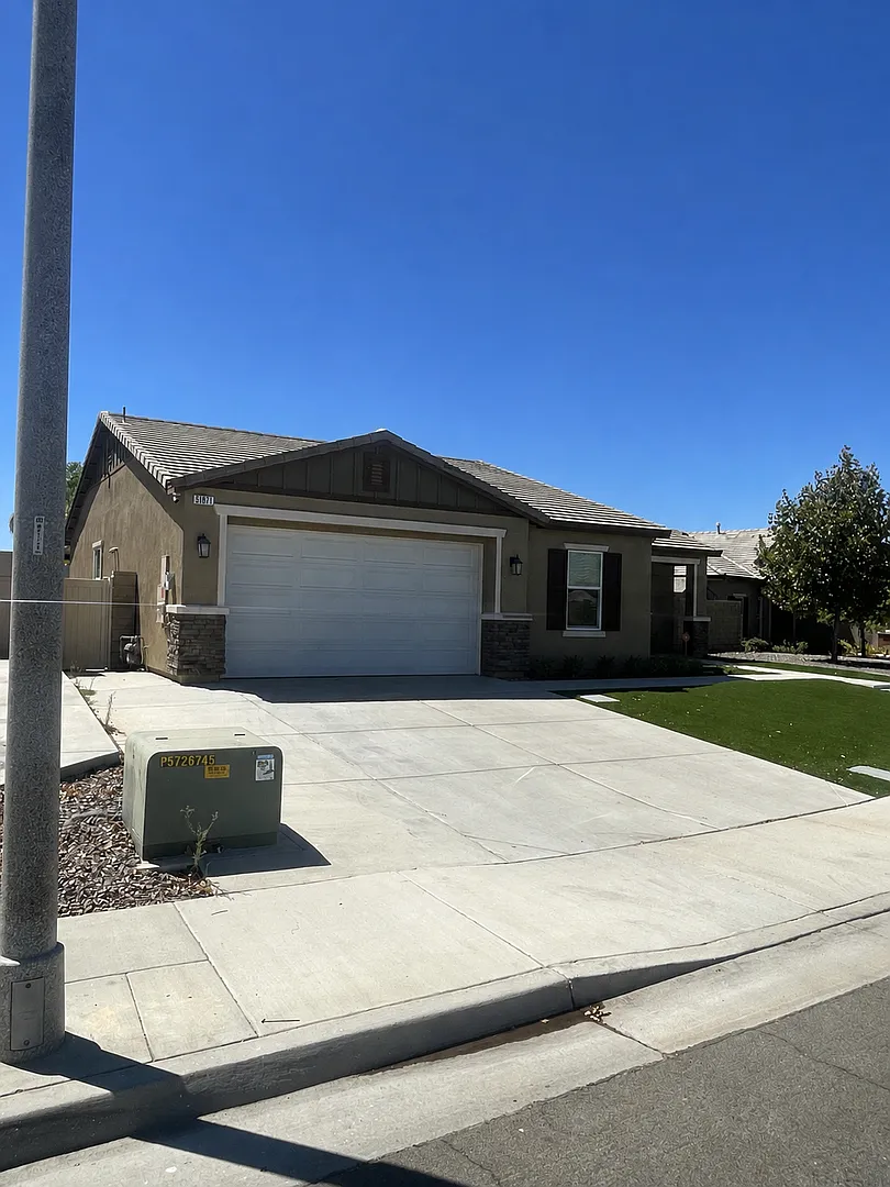 Modern Single-Story 4-Bedroom Home in Menifee — Photo 2