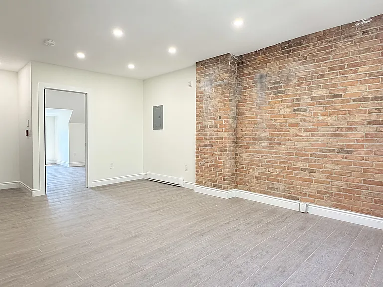 691 Ouellette Ave #8 — Photo 3