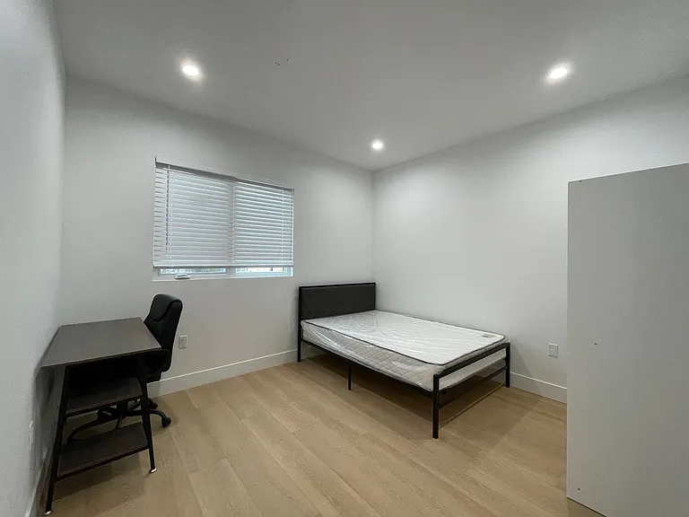 1340 W 37th St — Photo 17