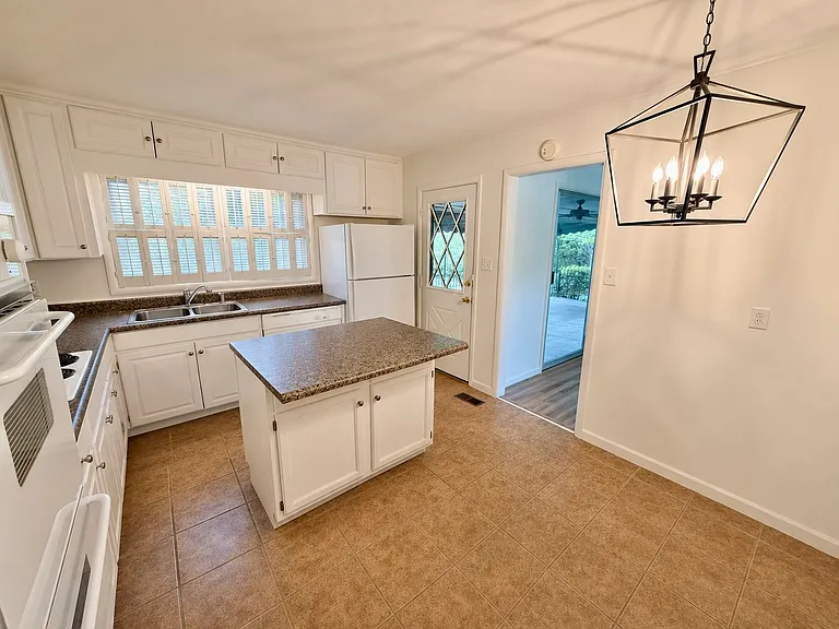 108 Meadowview Cir — Photo 4