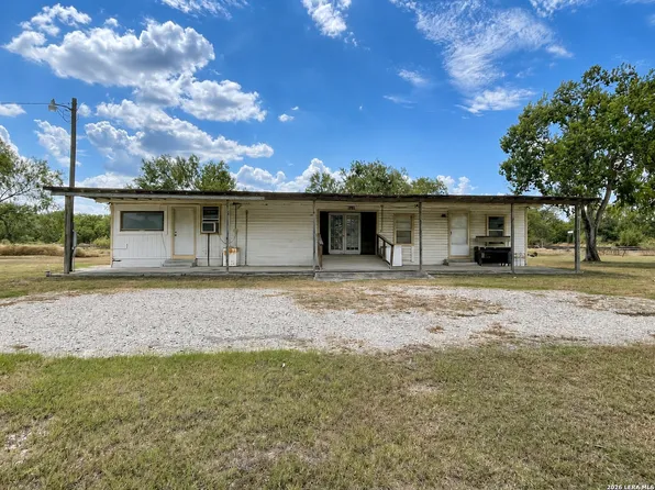 3110 COMMERCE ST, Campbellton, TX 78008