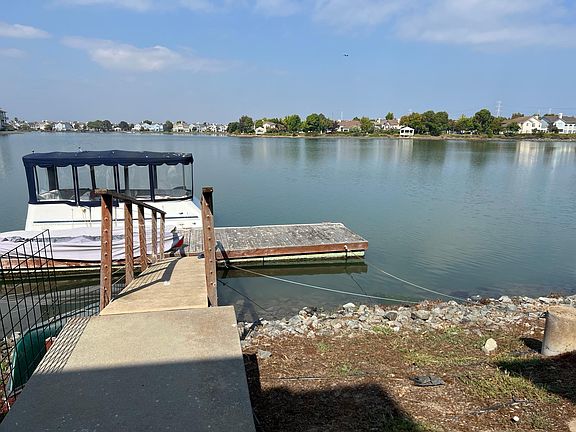 3rd image of 525 Breakwater Dr