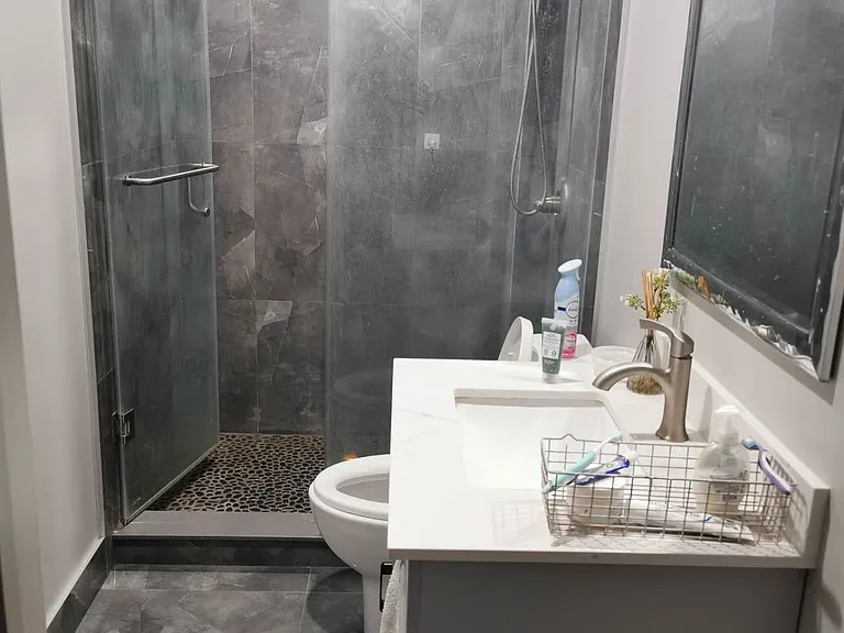 253 Palmerston Ave #MAIN FLOOR — Photo 2
