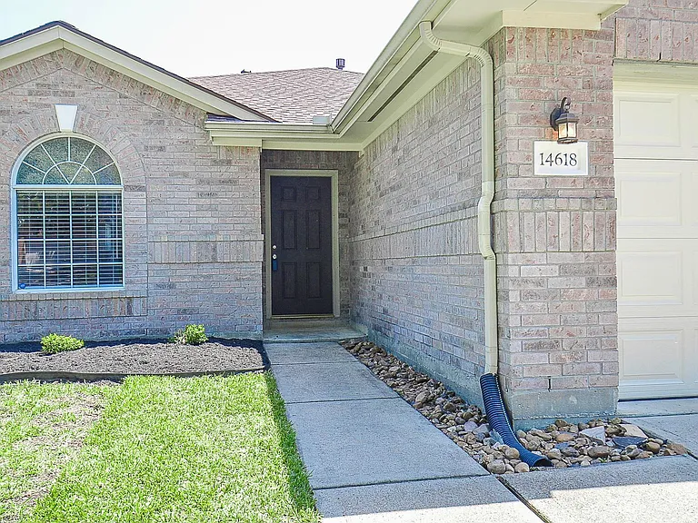14618 Rochelle Ct — Photo 4