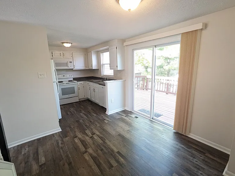 1390 David Ln — Photo 10
