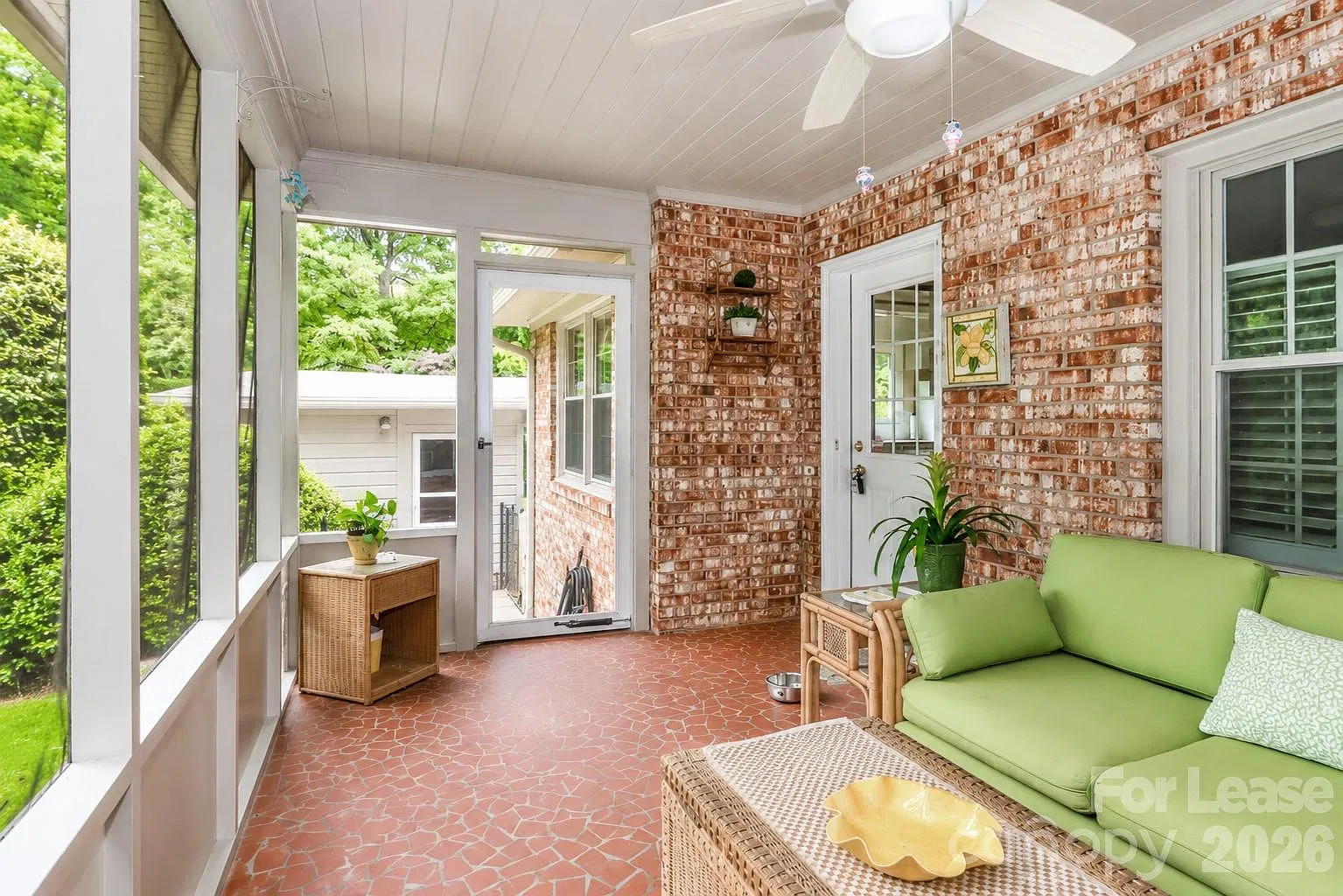 2 bed, 1.5 bath, 1900 sqft, $2,350 — Photo 2