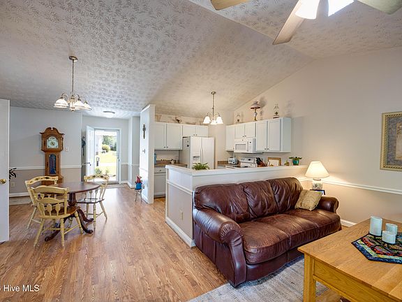 3rd image of 223 Lakemere Drive