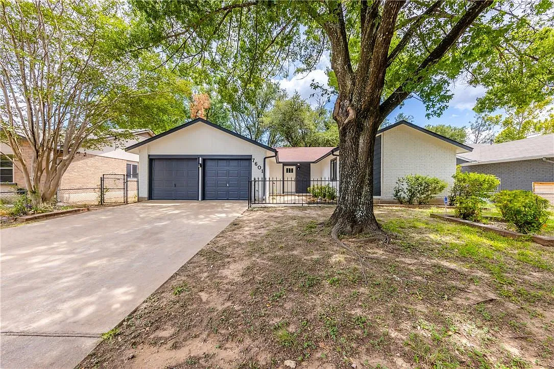 3 bed, 2.0 bath, 1582 sqft, $2,600 — Photo 3
