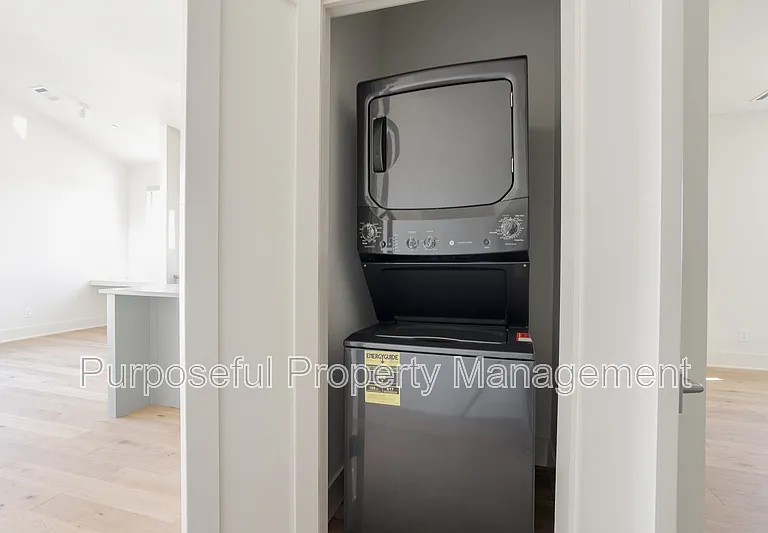934 Hangar Dr #9 — Photo 3