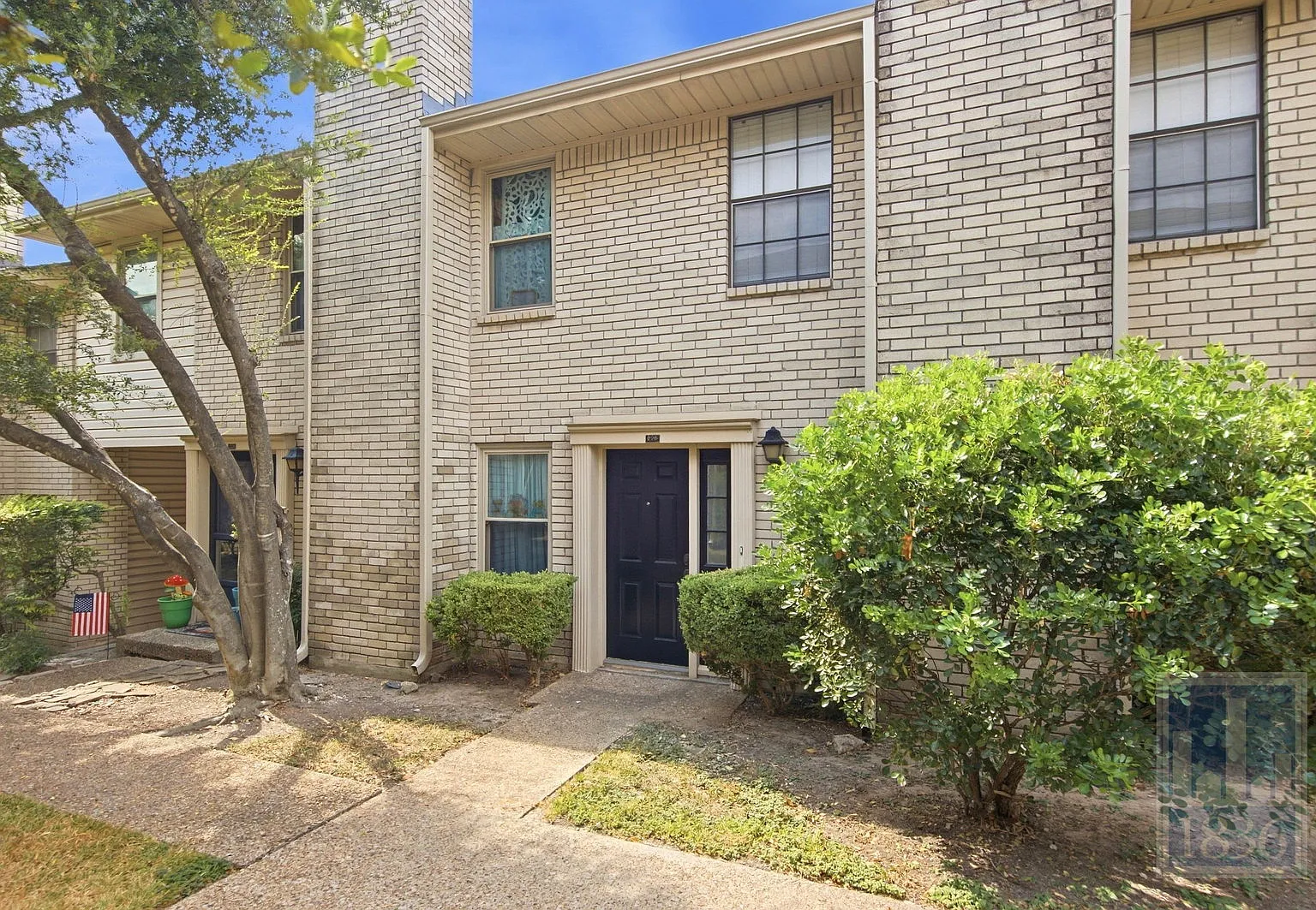 2 bed, 1.5 bath, 968 sqft, $1,300 — Photo 1