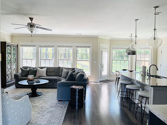 Great Room (18'1 x 20'6)