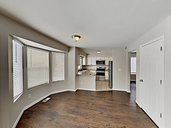5th image of 3220 Blue Grass Cir