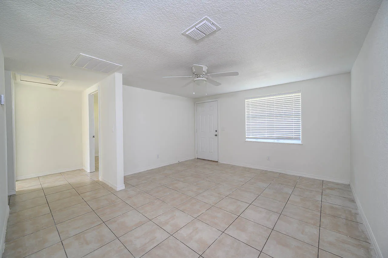 2 bed, 700 sqft, $1,400 — Photo 3