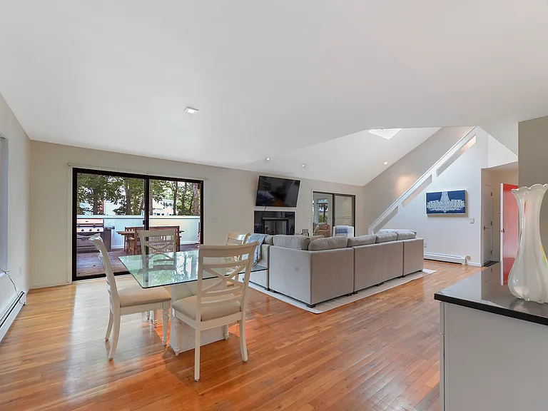 122 Lynn Ave — Photo 6