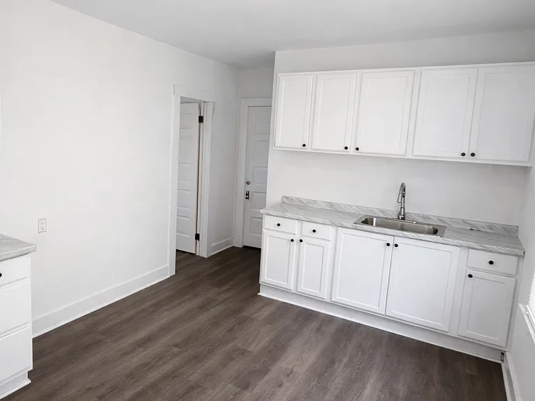 3866 W 41st St — Photo 2