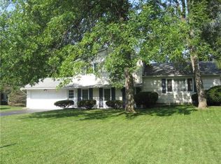 16 Cottonwood Ln, Pittsford, NY 14534