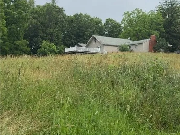 38 Crain Dr, Burgettstown, PA 15021