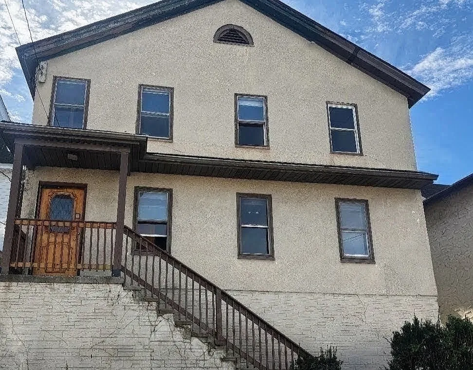 6 bed, 3500 sqft, $2,200 — Photo 1