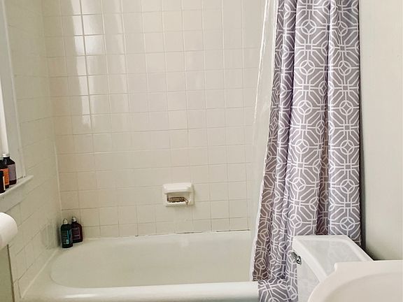 3rd image of 1109 E Genesee St APT 2