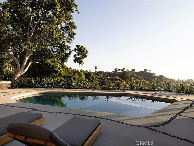 9015 Alto Cedro Dr — Photo 43