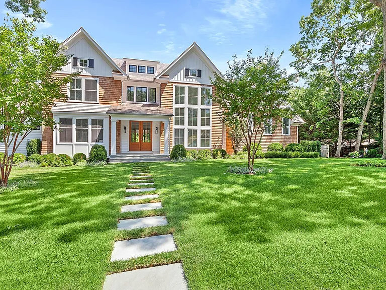 8 Greenway Dr — Photo 1