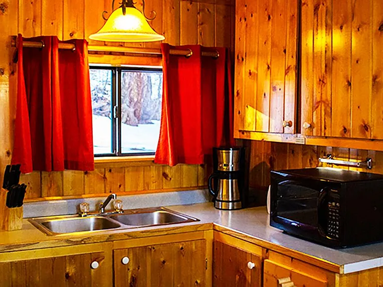 Full kitchen with gas stove / oven.