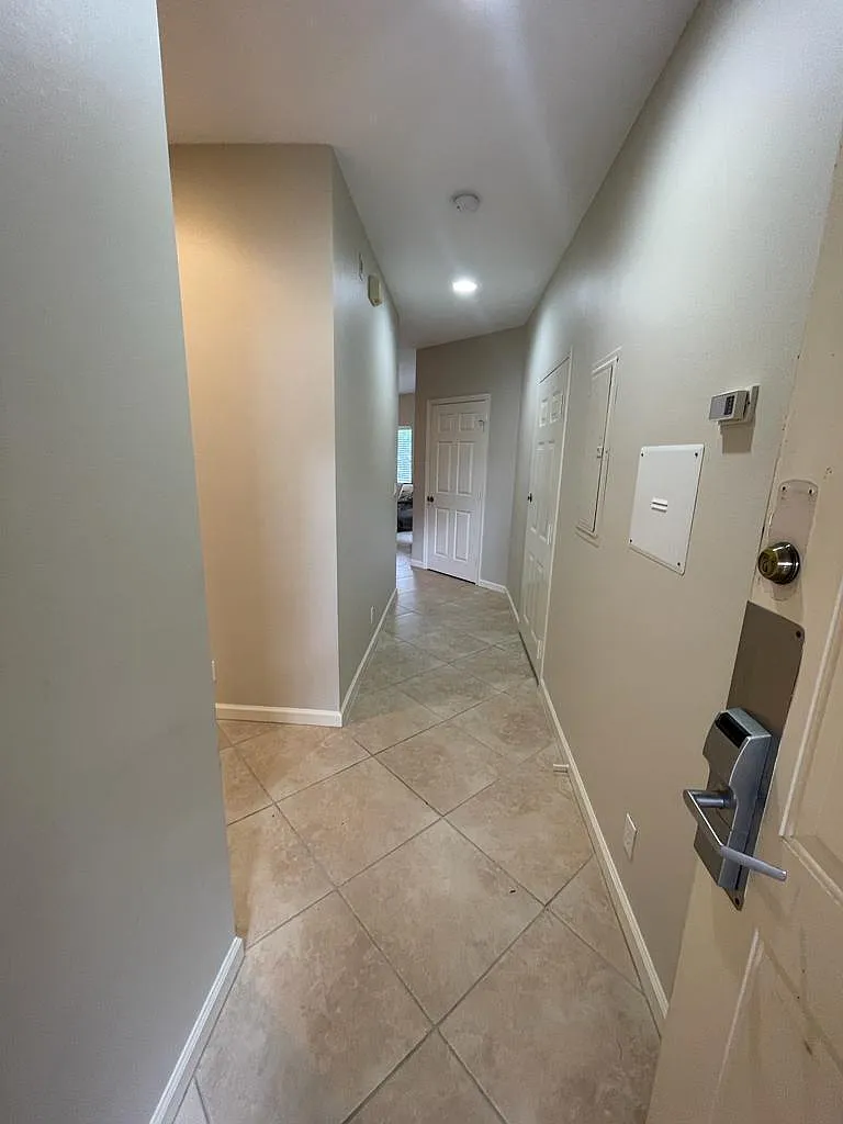 1 bed, 1.5 bath, 1312 sqft, $1,900 — Photo 2