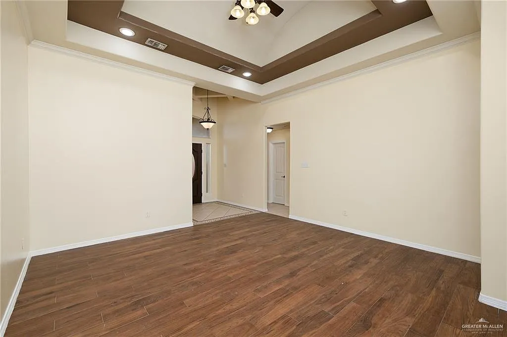 3 bed, 2.0 bath, 1356 sqft, $2,000 — Photo 2