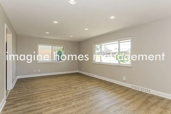 3 bed, 2.0 bath, 1073 sqft, $2,189 — Photo 2